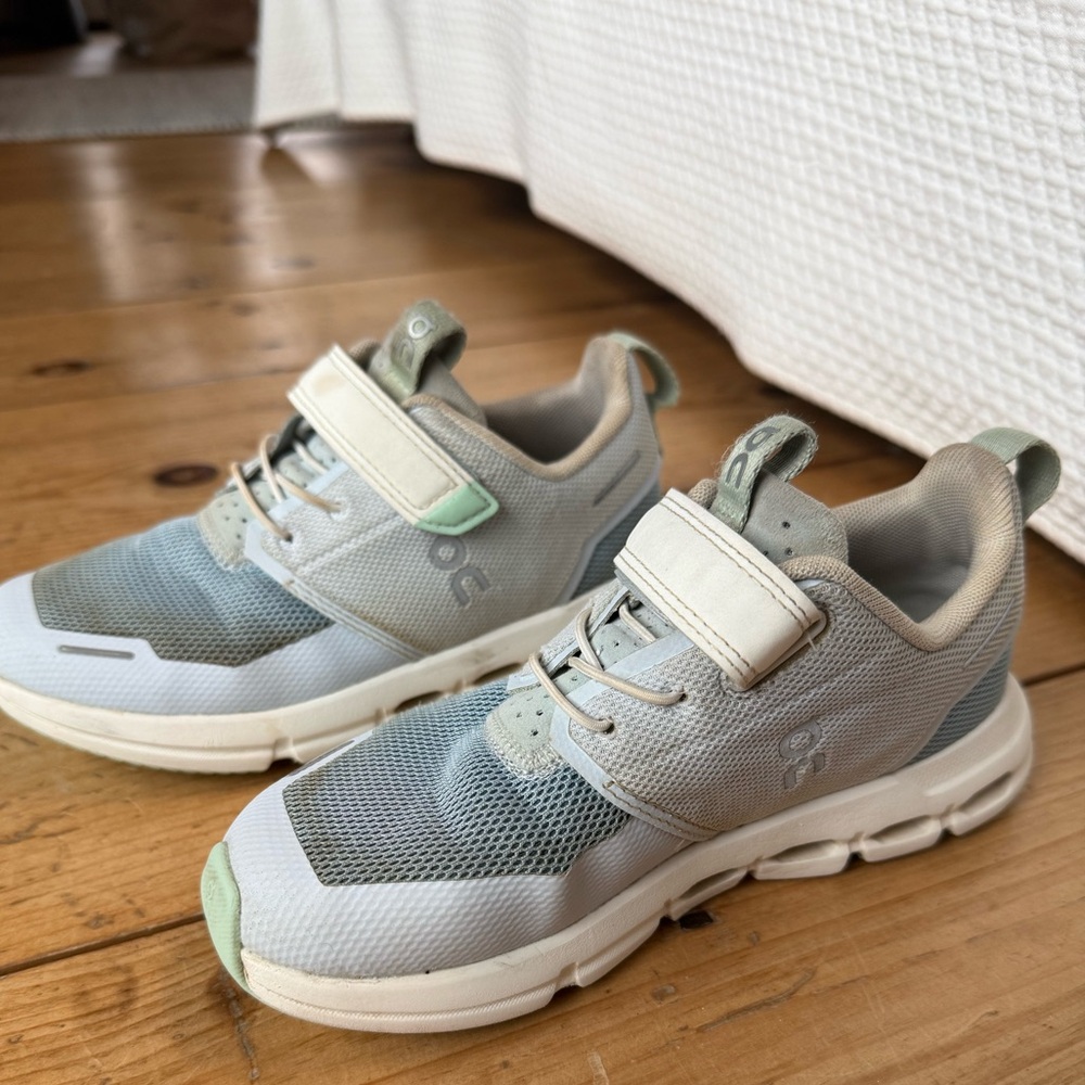 On Cloud Play Kids Sneakers Size 1